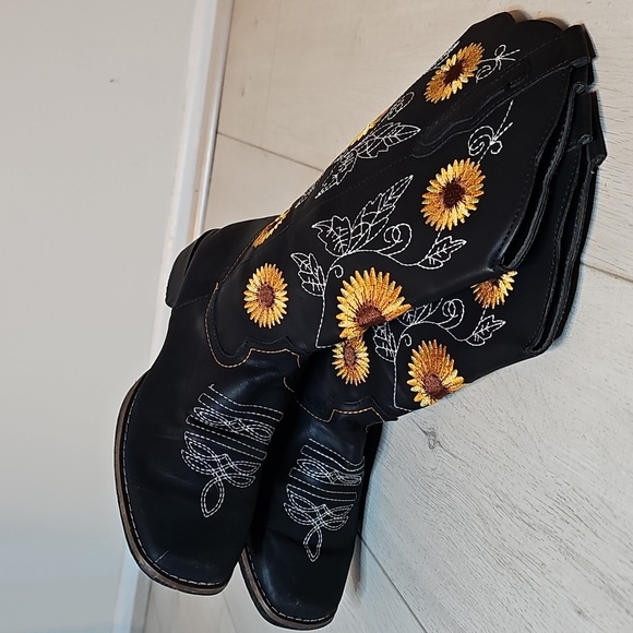 Sunflower Embroidered Cowboy Boots Black Faux Leather Size 40/US 8 (Runs Small) - Picture 4 of 9